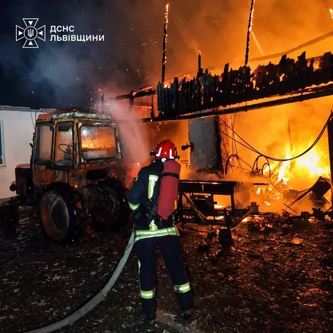 Пожежа в господарській будівлі на Дрогобиччині: що врятували рятувальники