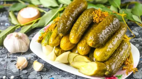 Хрусткі квашені огірки на зиму: простий рецепт для 3-літрової банки