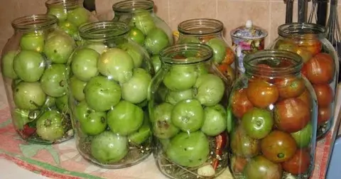 Зелені помідори на зиму: як заквасити їх без закатування