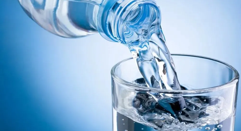 Що пити після їжі: вода чи солодкий напій — поради фахівців