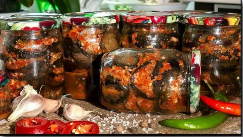 Три закрутки з баклажанів на зиму: мариновані, салат і намащення