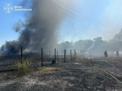 Наслідки обстрілів Запоріжжя: рятувальники загасили 10 пожеж за суботу