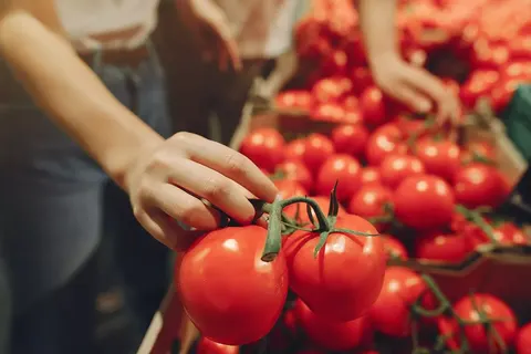 Як перевірити продукти вдома на бактерії та пестициди